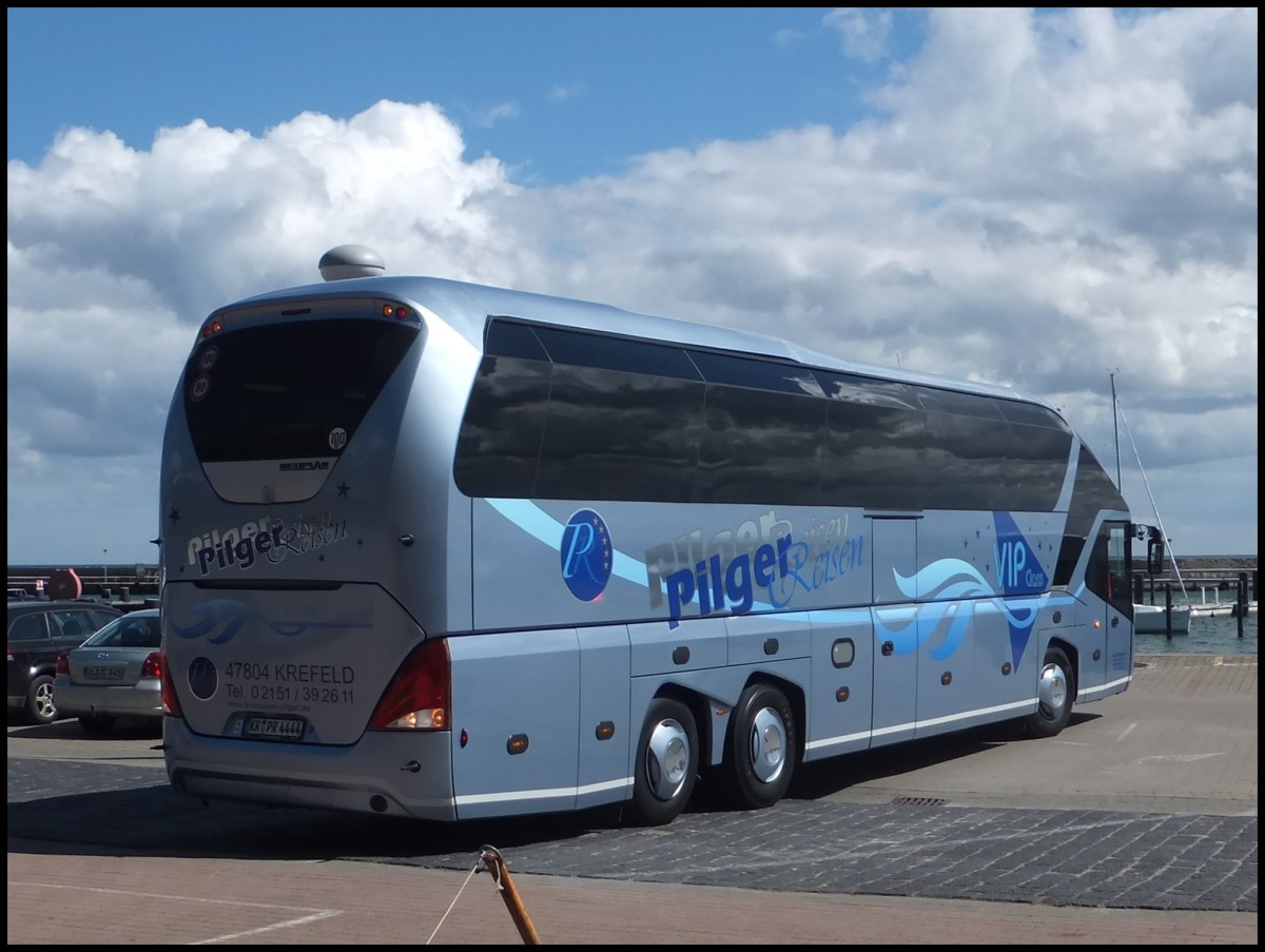 Neoplan Starliner von Pilger Reisen aus Deutschland im Stadthafen Sassnitz.