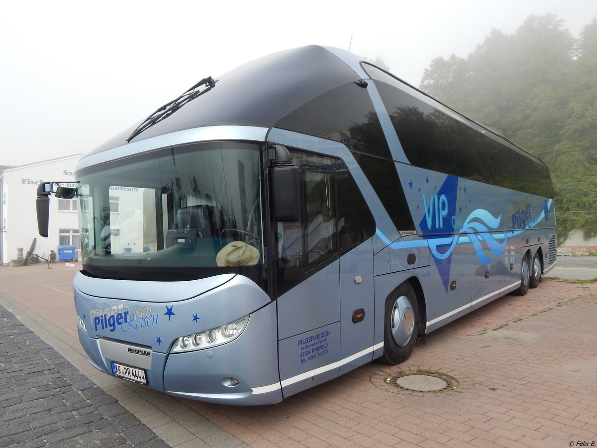 Neoplan Starliner von Pilger Reisen aus Deutschland im Stadthafen Sassnitz.