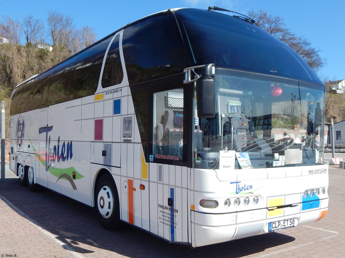 Neoplan Starliner von Tholen aus Deutschland im Stadthafen Sassnitz. 