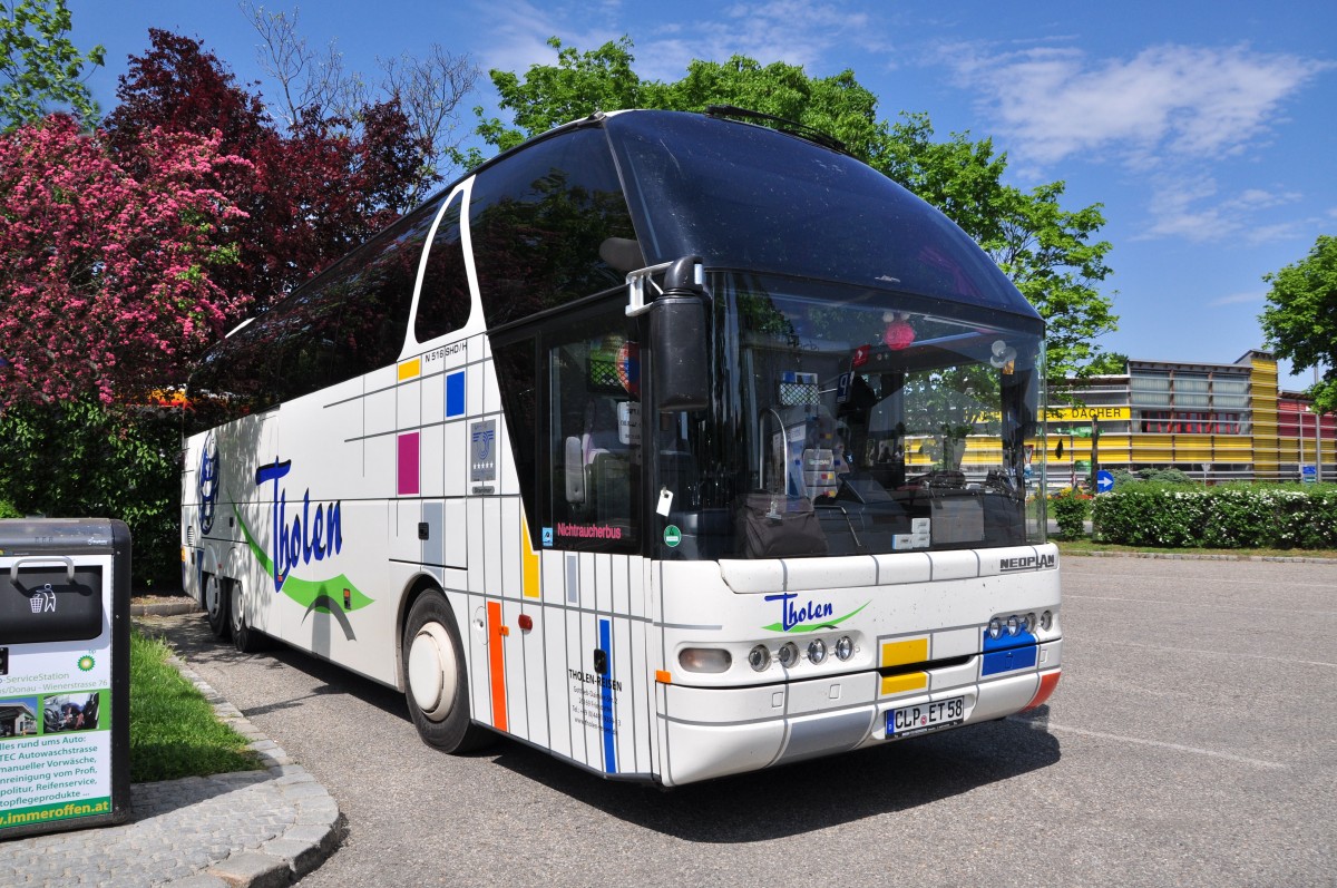 Neoplan Starliner von THOLEN Reisen aus der BRD am 8.5.2015 in Krems gesehen.