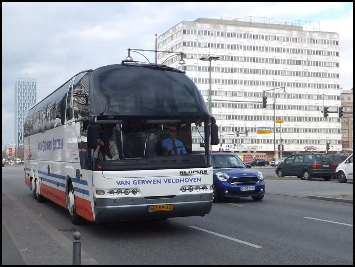 Neoplan Starliner von Van Gerwen Feldhoven aus den Niederlanden in Berlin.