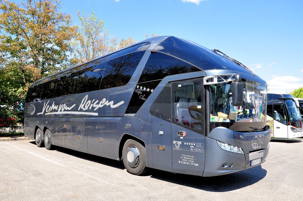 Neoplan Starliner von Verhuven Reisen aus der BRD in Krems gesehen.