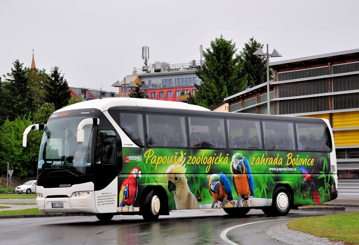 Neoplan Tourliner aus der CZ am 17.Mai 2014 in Krems gesehen.