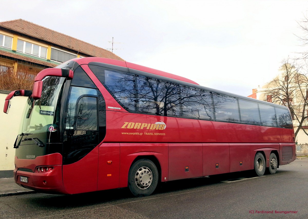 Neoplan Tourliner aus Griechenland im Dez.2013 in Krems gesehen.