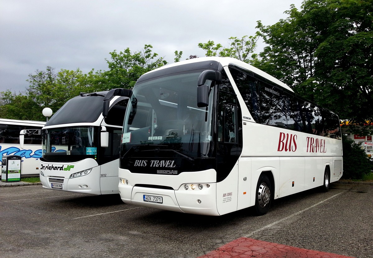 Neoplan Tourliner von Bus Travel  aus der CZ,dahinter ein Neoplan Cityliner von Dr. Richard aus Wien,am 20.5.2015 in Krems gesehen.