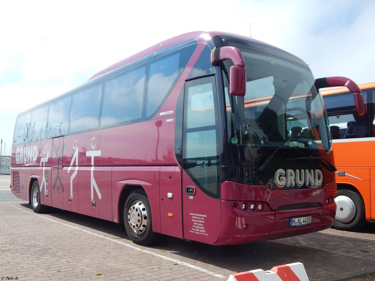 Neoplan Tourliner von Grund aus Deutschland im Stadthafen Sassnitz.