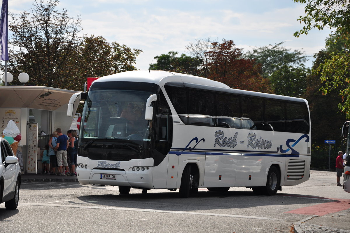 Neoplan Tourliner von RAAB Reisen aus sterreich in Krems gesehen.