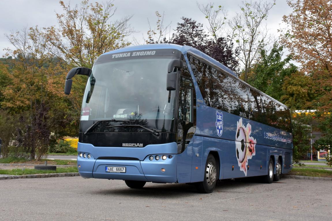 Neoplan Tourliner von Tunka Reisen aus der CZ 2017 in Krems.