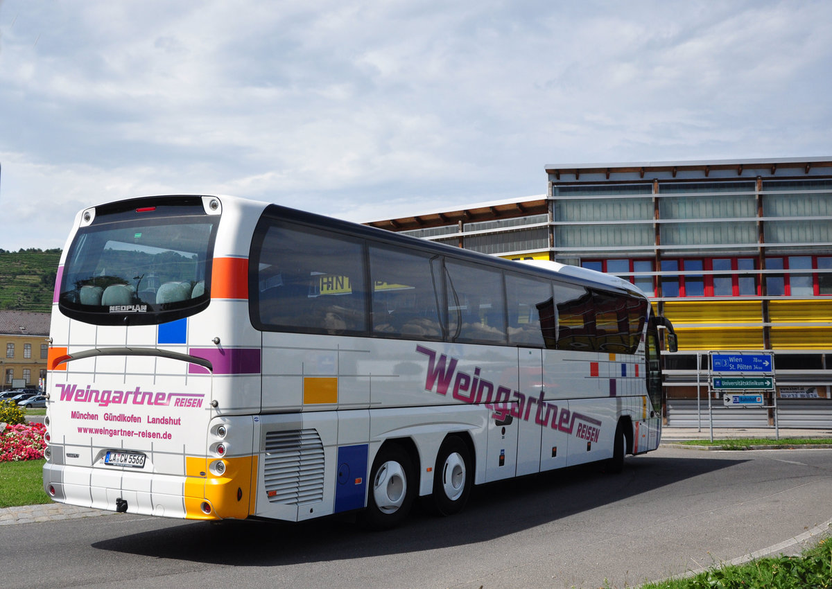 Neoplan Tourliner von Weingartner Reisen aus der BRD in Krems unterwegs.