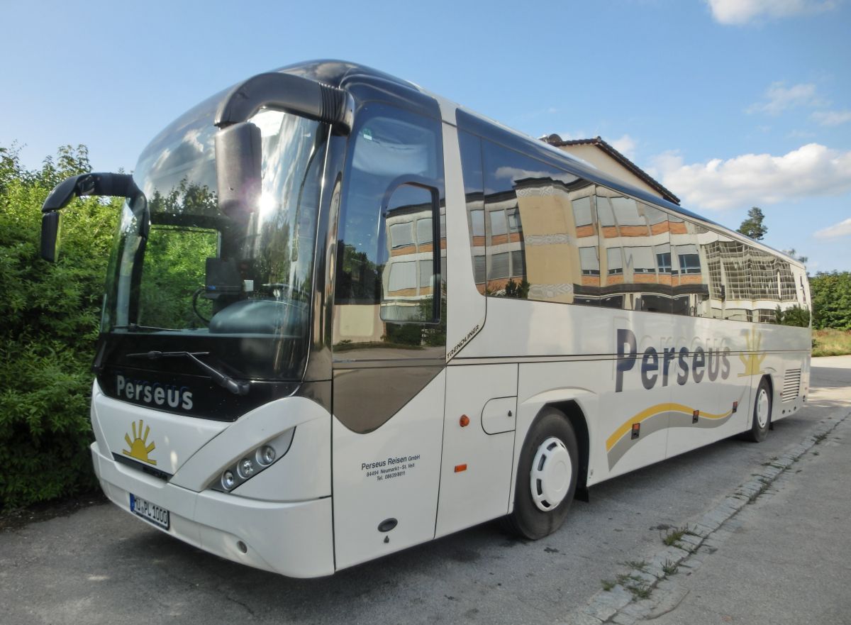 Neoplan Trendliner N 3516 Ü (Jahrgang verm. 2007) von Perseus-Reisen aus Neumarkt-St. Veit. 51 Schlafsessel von Kiel (kippbare Sitzbank am Mitteleinstieg; zusätzl. Reiseleitersitz möglich) sind in diesem mit dem MAN Lion's Regio baugleichen Kombibus verbaut. Den Antrieb stellen ein Reihensechszylinder Typ MAN D 2066 LUH (Common-Rail) und ein Sechsgang-ZF-Handschaltgetriebe dar.
Aufgenommen wurde er hier am 3. 8. 2014 auf dem Waldkraiburger Abstellplatz von Perseus.