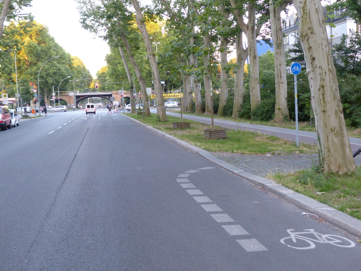 Neue Benutzungspflicht in der Puschkinallee. Bisher konnten Radfahrer hier zwischen Radweg und Fahrbahn wählen. Allerdings gibt es an der Kreuzung zur Elsenstraße (weiter hinten im Bild) keine Geradeausspur, obwohl Radfahrer geradeaus fahren können. Also hat man vor ca. einem Jahr eine  besondere Gefahrenlage  erkannt und die Radfahrer verpflichtet, im Kreuzungsbereich den Radweg zu benutzen. Auf eine Auffahrt hat man verzichtet, stattdessen müssen Radfahrer auf der Fahrbahn nun stark abbremsen (erhöhtes Unfallrisiko), zwei 90°-Schlenker vollziehen und dann die Kreuzung auf dem Radweg überqueren (erhöhtes Unfallrisiko). 2.7.2014