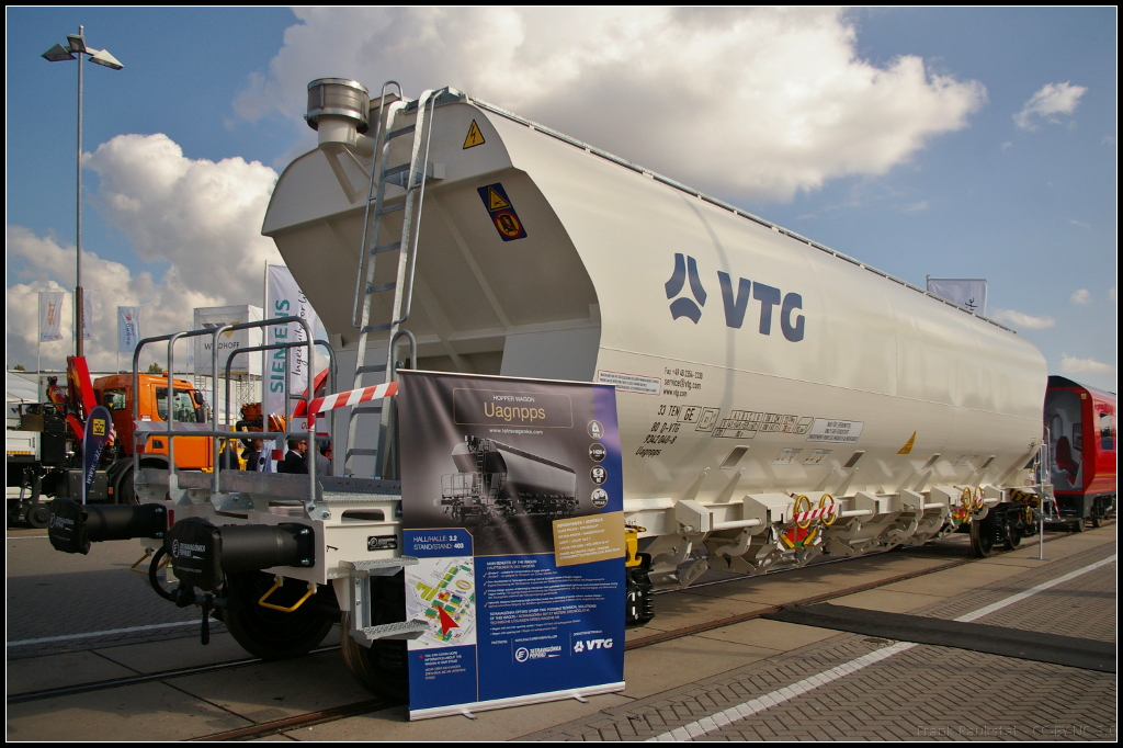 Neuerscheinung auf der InnoTrans 2016 in Berlin: Für den Transport von Zucker wurde dieser Wagen vom Typ Uagnpps von Tatravagonka A.S. Poprad gebaut. Es ist ein vierachsiger gedeckter Kippwagen der ein aufklappbares Dach und jeweils 4 Muschel-Klappen Gleismittig aufweist. Der Wagen erfüllt die Vorschriften TSI-WAG, TSI-LÄRM, Empfehlungen nach ERRI, EN-Normen, den UIC-Merkblättern, und den Bestimmungen AVV für den grenzüberschreitenen Verkehr, so das er europaweit eingesetzt werden kann. Das Eigengewicht des Wagens liegt bei 22,5 t, beladen bei 90 t, das maximale Ladegewicht ist 67,5 t, die Höchstgeschwindigkeit (beladen) ist 100 km/h, Kompakt-Bremse CFCB, Drehgestell Y25 Lsi-C-K oder Y25 Lsif-C-K. Der Wagen wird von der VTG Deutschland eingesetzt.