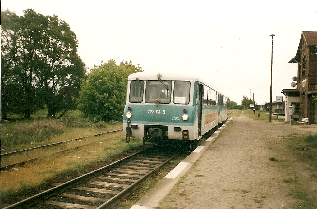 Neustrelitzer 772 114 im damaligen Endbahnhof Lauterbach.