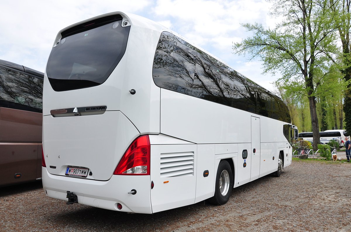  Neutraler  Neoplan Cityliner aus Wien in D�rnstein/Wachau/Nieder�sterreich gesehen.