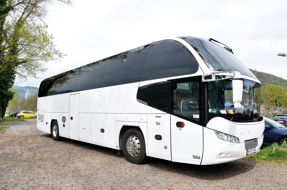  Neutraler  Neoplan Cityliner aus Wien in D�rnstein/Wachau/Nieder�sterreich gesehen.