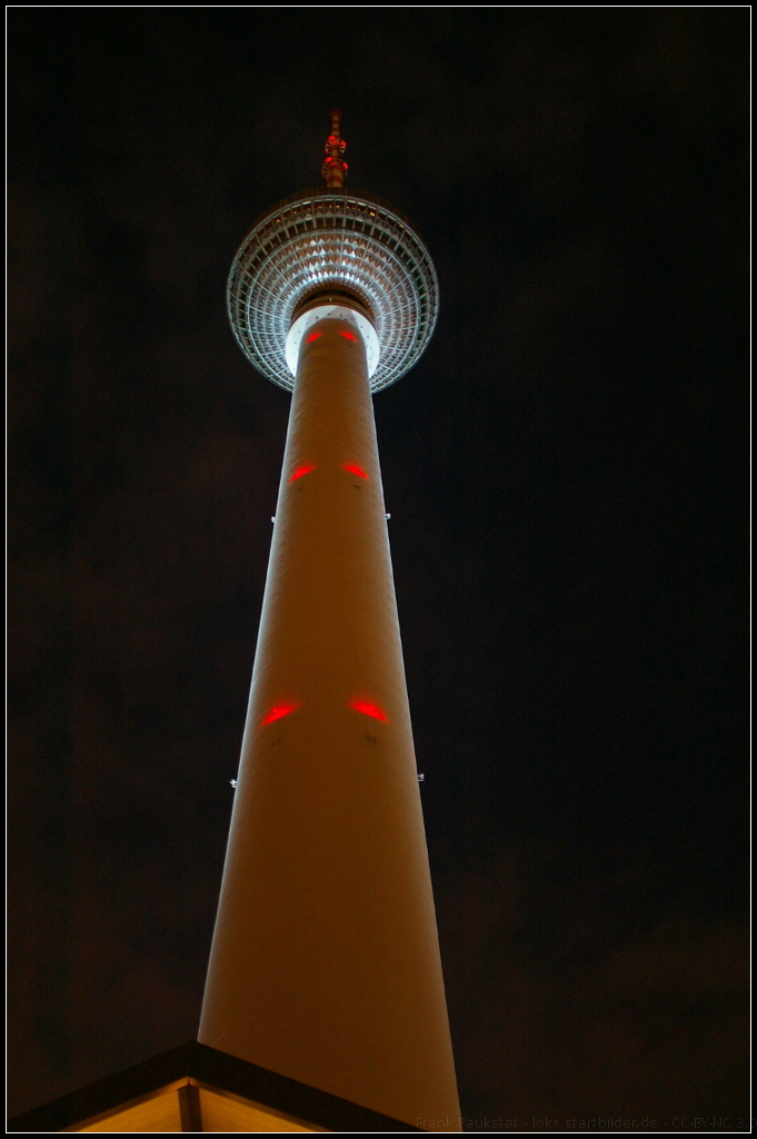 Noch zierte sich der Fernsehturm den wartenen Fotografen beim Festival of Lights in Berlin seine Farben zu zeigen. Doch auch so macht er eine gute Figur (Berlin Alexanderplatz, 15.10.2014)