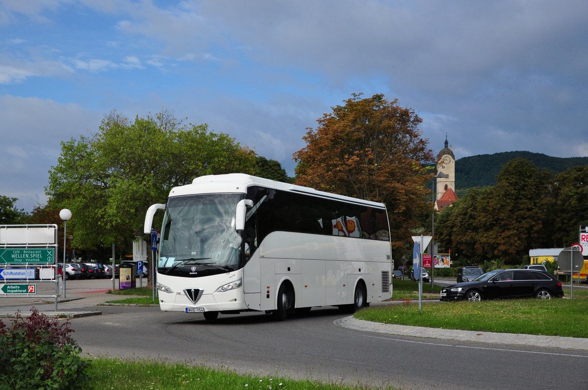 Noge-Scania Touring aus Ungarn in Krems unterwegs.