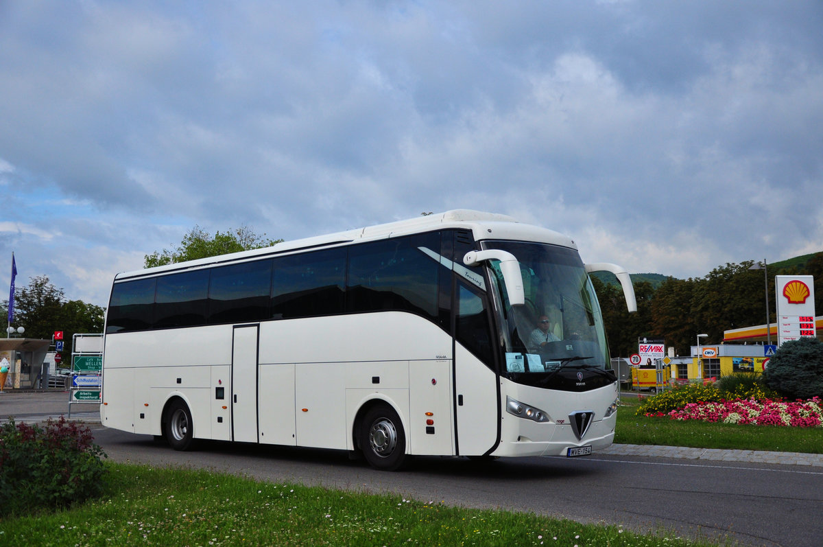 Noge-Scania Touring aus Ungarn in Krems unterwegs.