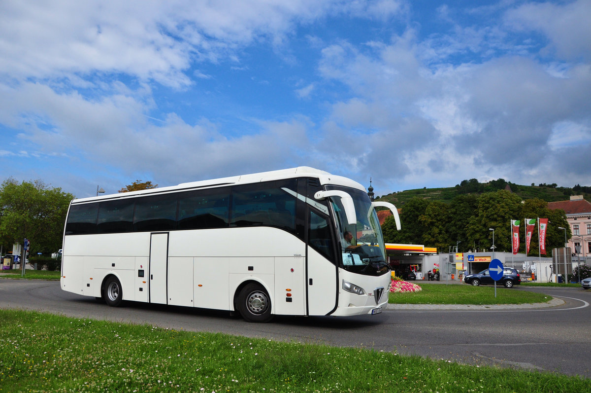 Noge-Scania Touring aus Ungarn in Krems unterwegs.