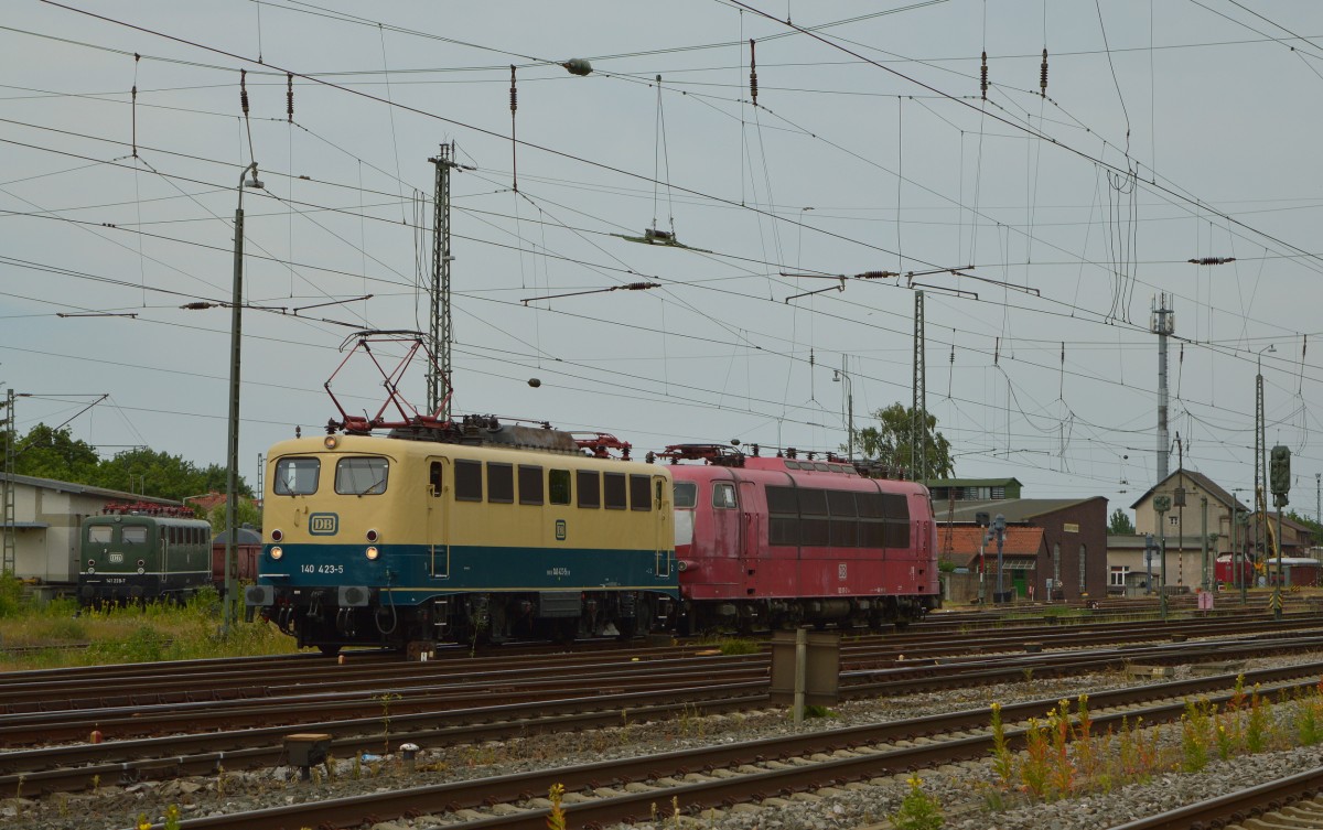 Nun geht es zum Zug. Die 103 101-2 wird als Zuglok fungieren und die 140 423-5 als Vorspannlok. Hier am 08.05.2015 in Darmstadt Kranichstein.
