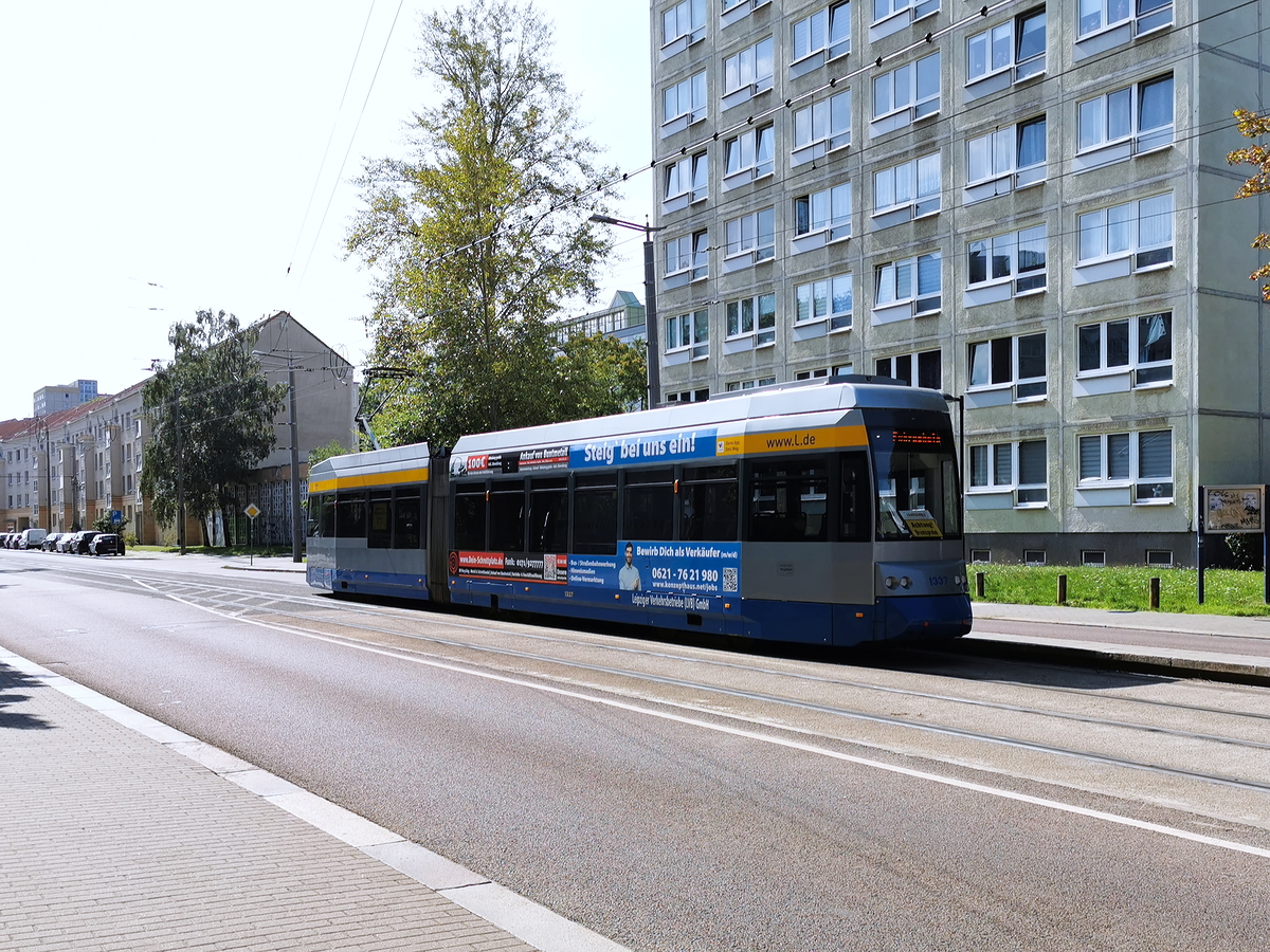 Nur ein Nachschuss konnte auf LVB 1337 gemacht werden, da der Leoliner sich völlig unbemerkt in die Haltestelle Johannisallee schlich. Hier war er als Fahrschule mit Bremsprobe aus der Strecke der SL16 unterwegs. (LFB NGTW6, LVB-Typ 37a, 10.08.2023)