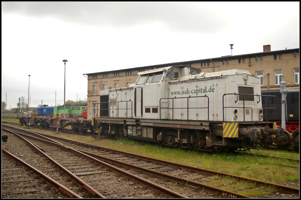 Oak 203 007 mit Containertragwagen auf einem Seitengleis am 06.05.2017 neben dem EGP-Betriebswerk abgestellt. Bei wem die Lok zum Aufnahmezeitpunkt im Einsatz war, konnte nicht ermittelt werden (NVR-Nummer 92 80 1203 007-0 D-OCRM)