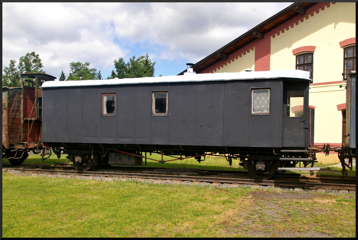 Ohne Aufschriften steht dieser mit einem Ofen ausgestatte Wagen neben dem Lokschuppen des Eisenbahnmuseum Jaroměř. Vermutlich war der Wagen bei der ČSD im Bahndiensteinsatz.

Jaroměř, 21.05.2022
