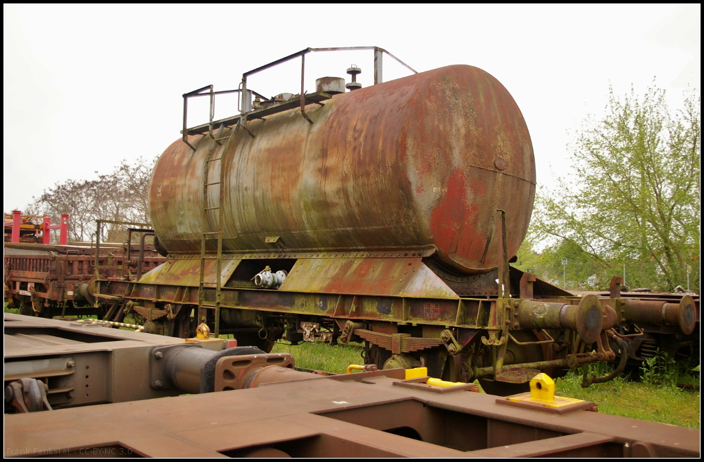 Ohne erkennbare Beschriftungen was auf den Halter oder Registriernummer schließen lies, stand am 05.06.2017 dieser unbekannte 2-achsige Kesselwagen auf einem Schrottgleis in Wittenberge. Er hat noch erkennbare Totenkopfaufkleber und Warndreiecke, die nicht von der Witterung zerstört wurden.