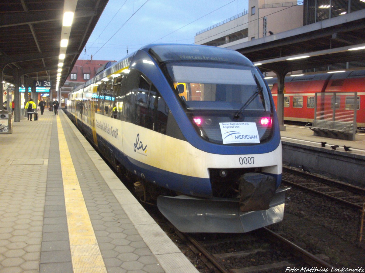 OLA VT 0007 mit Ziel Neustrelitz im Bahnhof Stralsund Hbf am 14.12.13 