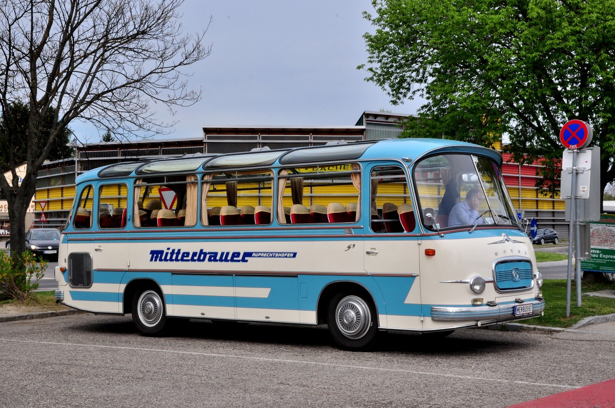 Oldtimer Setra S9 von Mitterbauer Reisen aus Niedersterreich am 22.4.2015 in Krems.