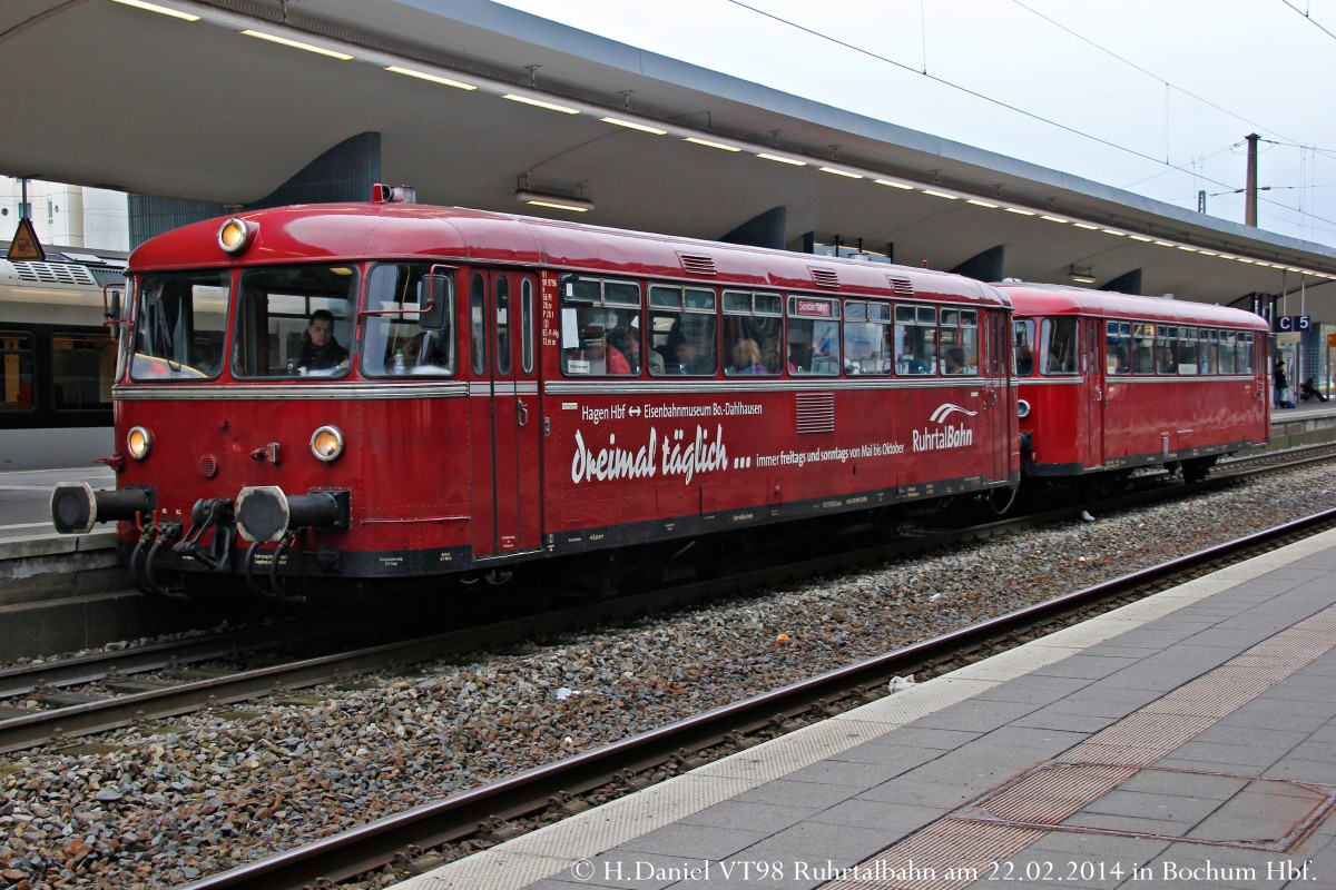 Panorama-Schienenbus-berraschungsfahrt aus dem Ruhrgebiet 'ins Blaue. VT98 Ruhrtalbahn Schienenbus 796 796 & 998 784 Zugnr. DPE79450 am 22.02.2014 in Bochum Hbf und fuhr weiter nach Brillion Wald.