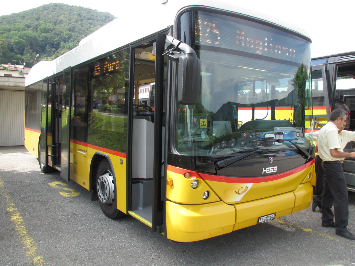 Postauto-Hess Bergbus an der Postautostation in Novaggio im Tessin am 27.7.16