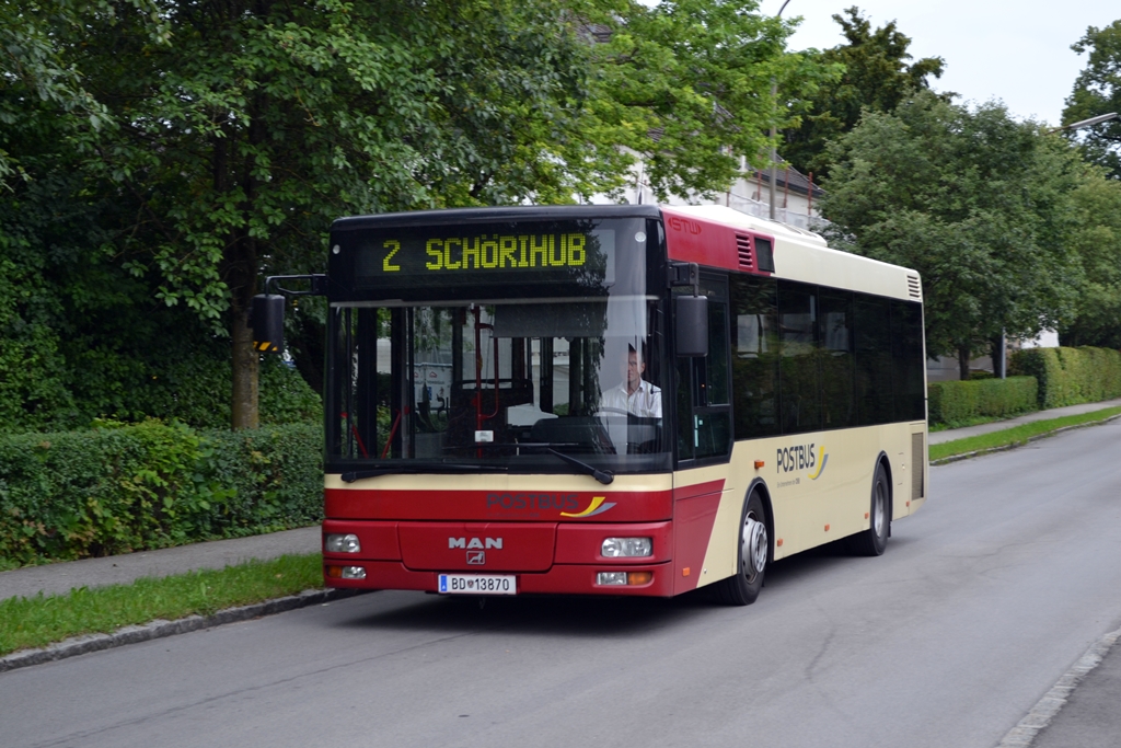 Postbus MAN NM 223 kurz vor der Endstation Gmunden Rosenkranz/OKA-Siedlung. Dieser Bus war zuvor bei der Stadtwerke Klagenfurt Gruppe im Einsatz.