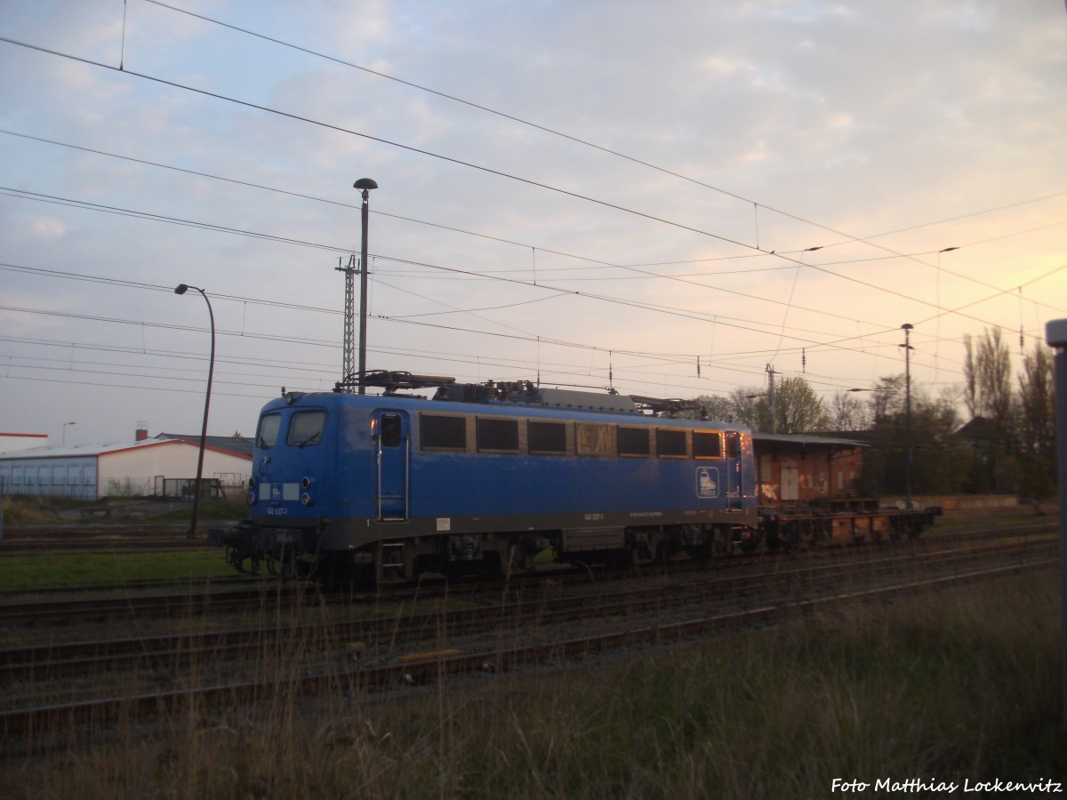 PRESS 140 037 mit einem Schmalspurtransportwagen abgestellt im Bahnhof Bergen auf Rgen am Morgen des 25.4.14