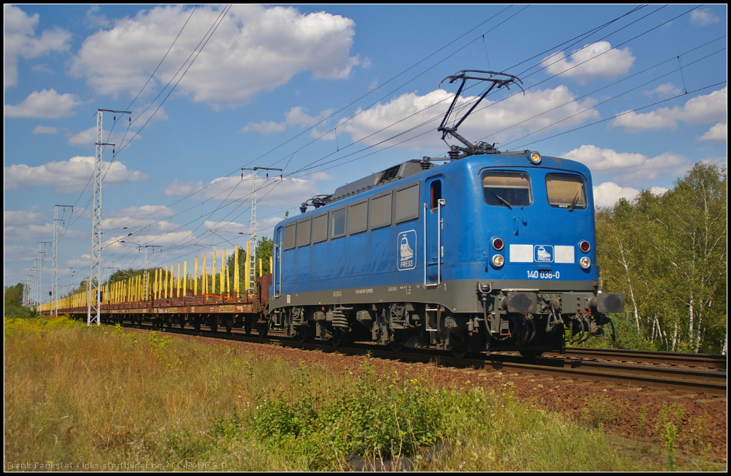 PRESS 140 038 / 140 851 mit leeren Laas-Wagen am 28.08.2014 durch die Berliner Wuhlheide