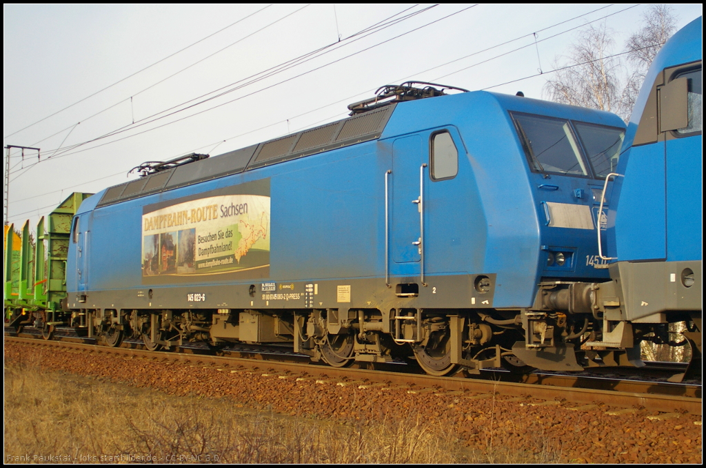 PRESS 145 023 / 145 083  Dampfbahn-Route Sachsen  als Wagenlok in einem Holzzug am 07.03.2014 durch die Berliner Wuhlheide