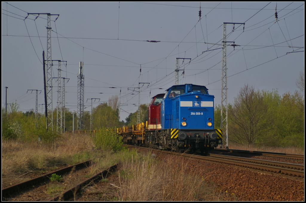 PRESS 204 009-9 und LEG 202 425 mit Skks in Berlin Wuhlheide, 24.04.2015
<br><br>
Mit einem Langschienentransport kam die 204 009 (202 439-6) und die 202 425 (203 220-9) als ungleiches Gespann durchgefahren.