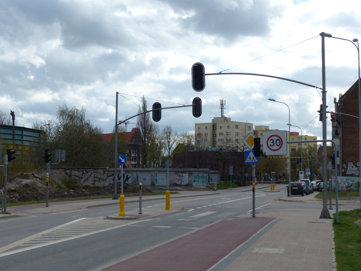 Protected Bikelane in Berlin? Nein, es ist Gdansk in Polen und soll nur zeigen, was in größter Radweg-Euphorie am Ende rauskommen kann, selbst wenn der Radweg schön breit und asphaltiert ist.

Um den Schutz des Radwegs voll genießen zu können, ist ein Straßenseitenwechsel nötig. Nach wenigen Hundert Metern landet man dann, auf der linken Straßenseite fahrend, am Ende des Radwegs in einer Kreuzung.

April 2017, Gdansk