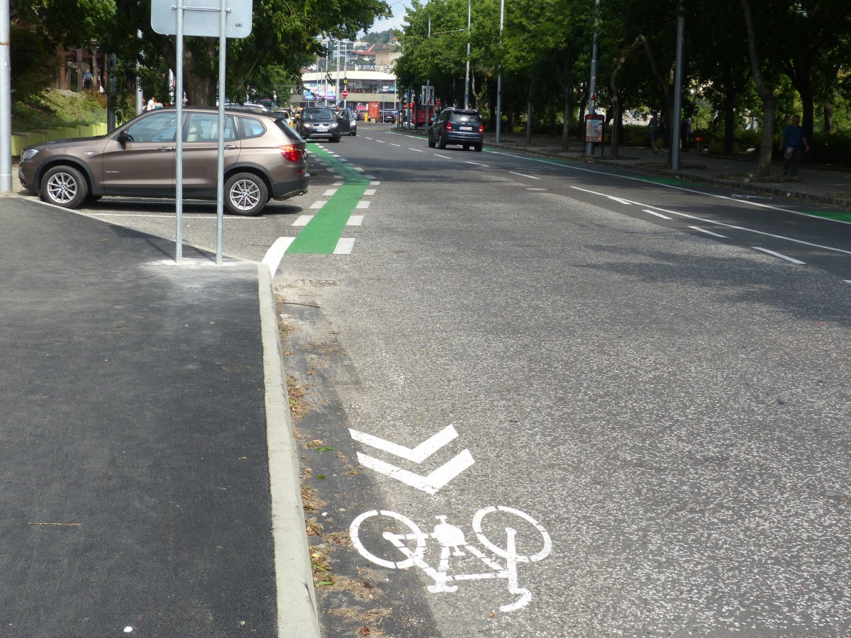 Radfahren ist auch in Bratislava immer beliebter, insbesondere touristische Radtouren im slowakisch - österreichisch - ungarischen Grenzgebiet sind sehr beliebt. Radstreifen gibt es in Bratislava selten, und was man hier sieht, bedarf keiner weiteren Worte. Häufiger sind die weiter vorne im Bild zu sehenden Piktogramme auf der Fahrbahn - am äußerst rechten Rand. 24.8.2015, nahe Bratislava Hbf.