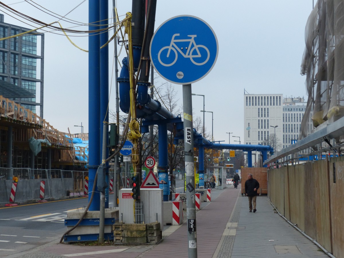 Radfahrer und Fußgänger in Berlin, das geht oft nicht sehr friedlich ab. Viele Radfahrer wechseln aus Angst auf Gehwege, verursachen dort - oft durch hohe Geschwindigkeit, geringe Abstände oder aggressives Klingeln - dieselben Ängste, vor denen sie entfliehen. Im Bild versperrt eine Baustelle vollständig den Gehweg, Fußgänger werden notgedrungen auf den benutzungspflichtigen Radweg wechseln, Konflikte sind vorprogrammiert. Schlampige Baustellenplanung, also alles wie gehabt in Berlin. 14.12.2014, Invalidenstraße