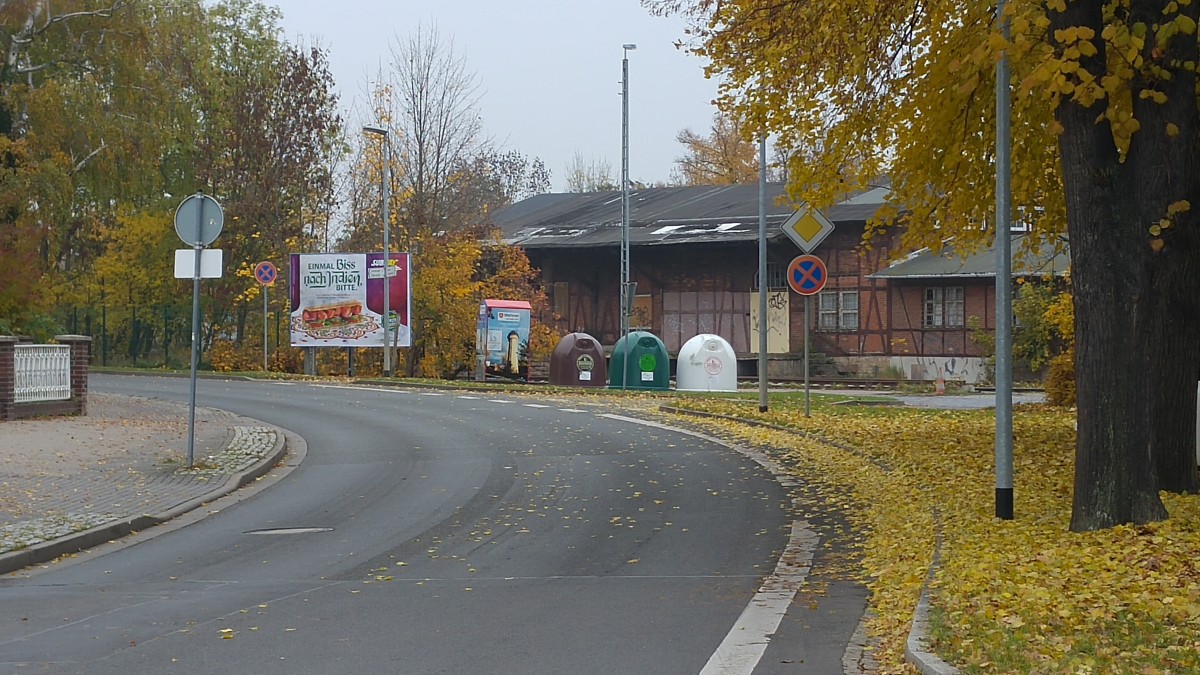 Radstreifen in Sömmerda. Dieser nicht mal einen Meter breite, im spitzen Winkel am Fahrbahnrand endende Streifen beginnt tatsächlich als Radstreifen. So wird sozialer Druck erzeugt: Autofahrer erwarten, dass Radfahrer im äußersten Randbereich fahren und werden diejenigen, die das zur Eigensicherung nicht tun, anfeinden und gefährden. 29.10.2015