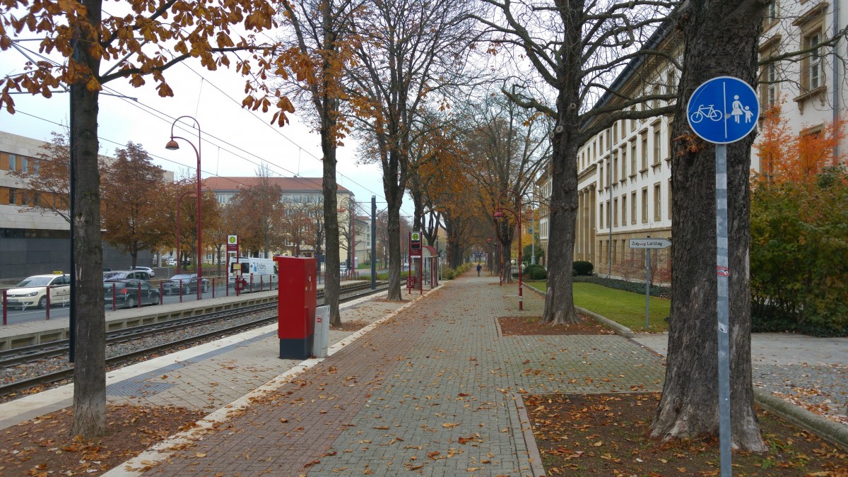 Radverkehrsförderung war einer der Punkte im rot-rot-grünen Koalitionsvertrag von Thüringen im Dezember 2015. Der Radweg vorm Erfurter Landtag ist weiterhin benutzungspflichtig, mies gepflastert und vom Gehweg nicht sichtbar abgetrennt. Ein Omen? 29.10.2015