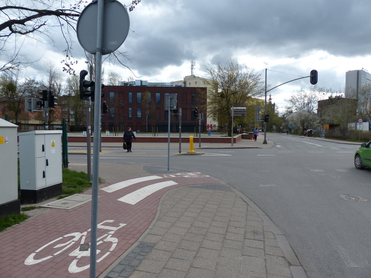 Radweg endet im Kreuzungsbereich. Hier besteht die Pflicht, links zu fahren. Die Ampel ist ausgeschaltet. Viel Spaß beim Einfädeln in den Verkehr - von dort kommend rechnet niemand mit Dir!

Dabei fing alles so schön an. Asphaltiert, sehr breit, abgesetzt von der Fahrbahn.

April 2017, Gdansk