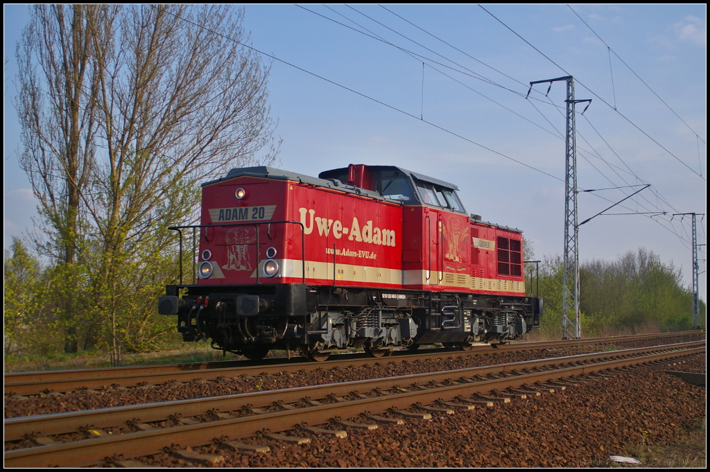 Raildox 202 466-9 solo in Berlin Wuhlheide, 24.04.2015
<br><br>
Angemietet im März 2015 von Uwe Adam (ADAM 20  Gauner ). Die Lok wurde ursprünglich 1972 von LEW an die DR als 110 466-0 ausgeliefert. Im Jahr 1979 erhielt die Lok einen 1200 PS starken Motor. Die Umzeichnung in 202 466-9 erfolgte dann 1992. z-Stellung und Ausmusterung dann 2000. Im Jahr kam die Lok zum Schienenfahrzeugzentrum Stendal (SFZ). Der weitere Weg: boxXpress, EMN, BCB, dann 2009 zu Uwe Adam. Vermietet wurde sie u.a. an METRANS und EBS.