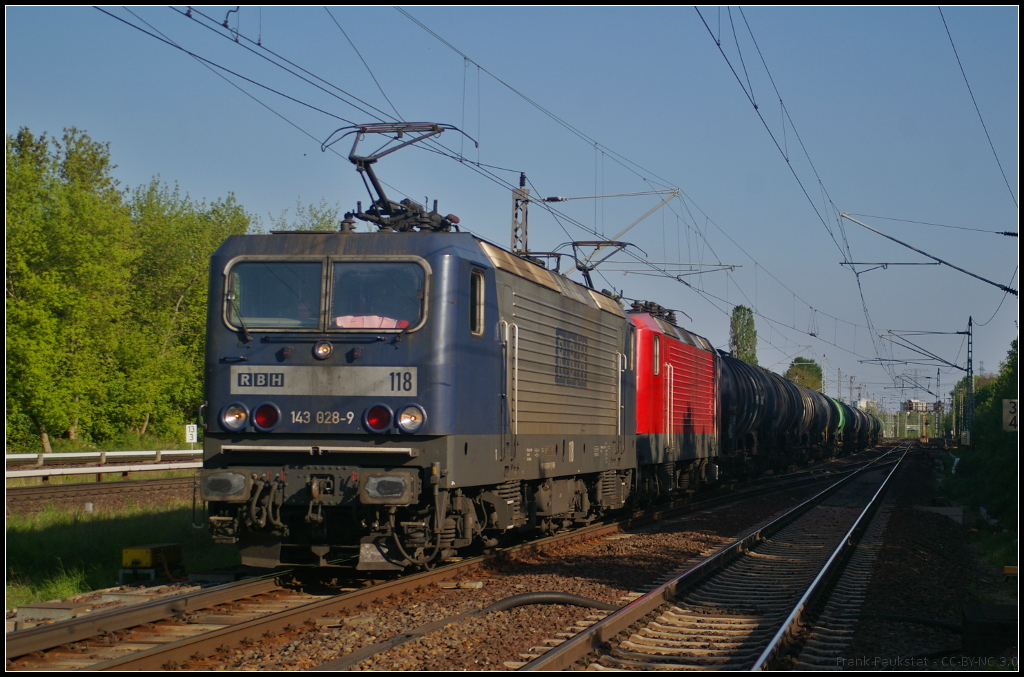 RBH 118 / 143 028-9 und 143 822 ziehen am 11.05.2017 einen Kesselwagenzug durch Berlin-Hohenschnhausen
<br>
++ 18.09.2019 bei Bender, Opladen