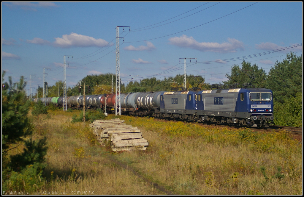 RBH 143 / 143 143 und die Schwesterlok RBH 103 mit einem Kesselwagen-Zug am 01.10.2013 durch die Berliner Wuhlheide