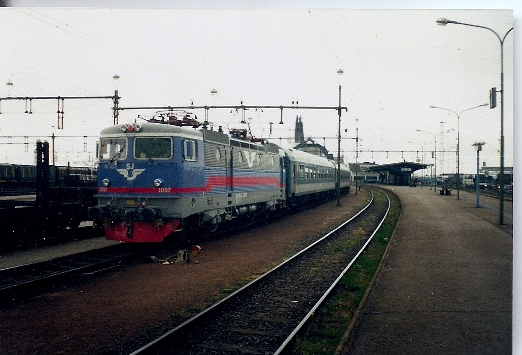 Rc3 1057 brachte den Csardas aus Budapest von Trelleborg zum Zielbahnhof nach Malm� C.Hier stand der Zug im F�hrbahnhof Trelleborg.