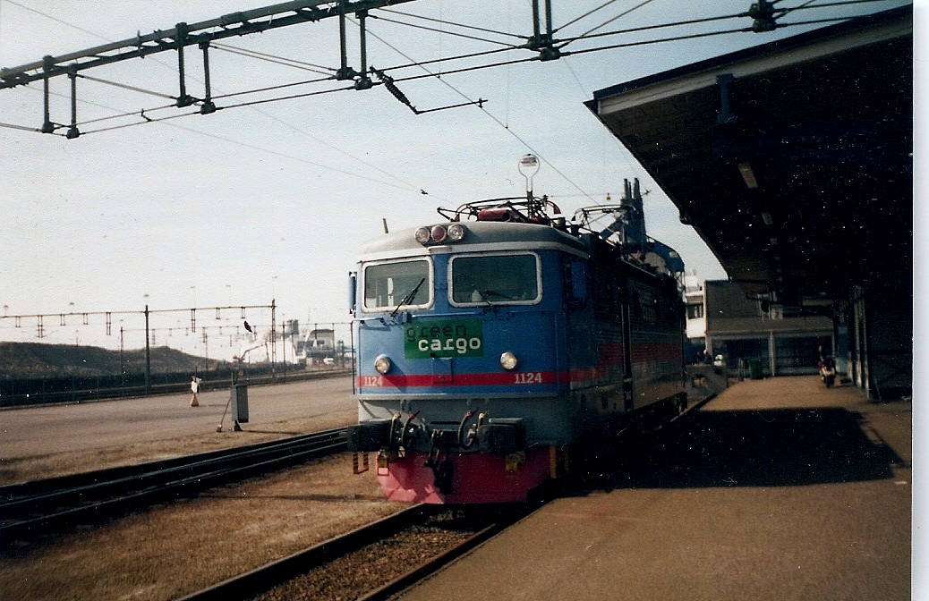 Rc3 1124 am Bahnsteig in Trelleborg.