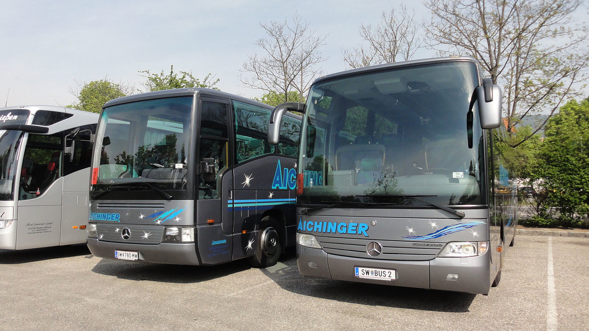 Rechts ein Mercedes Travego und links ein Mercedes O 404 von Aichinger Reisen aus Niedersterreich in Krems gesehen.