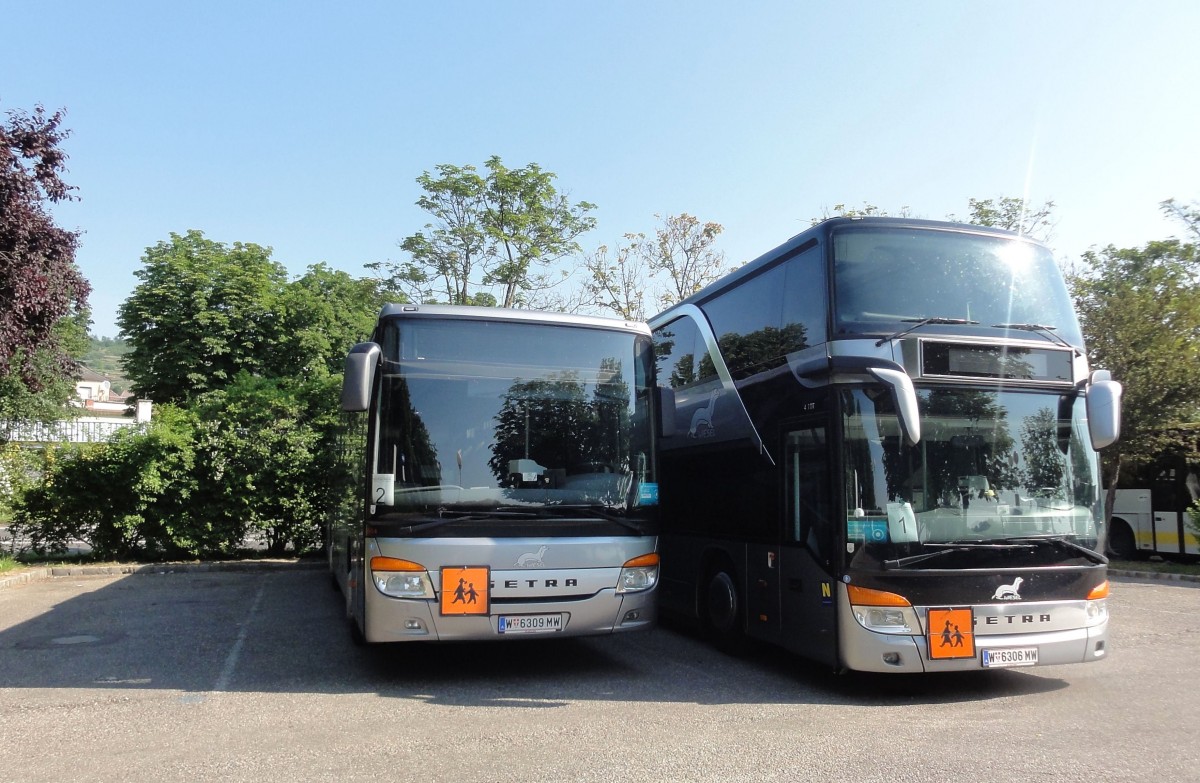 Rechts ein Setra 431 DT und links ein Setra der 400er Serie vom  Wieselbus ,Linie in Niedersterreich im Juni 2015 in Krems.